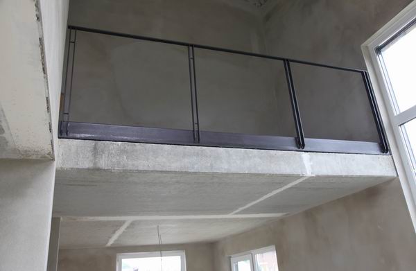 Treppengeländer und Brüstungsgeländer mit einem Estrichwinkel