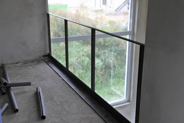 Treppengeländer und Brüstungsgeländer mit einem Estrichwinkel