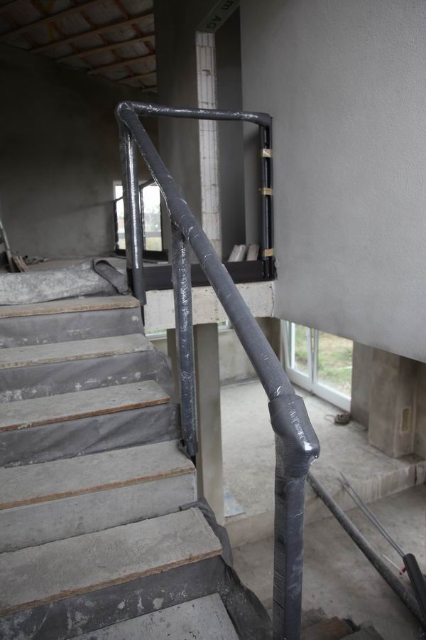 Treppengel&auml;nder und Br&uuml;stungsgel&auml;nder mit einem Estrichwinkel