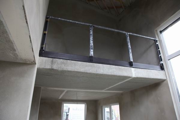 Treppengeländer und Brüstungsgeländer mit einem Estrichwinkel