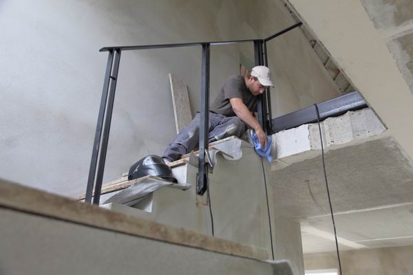 Treppengeländer und Brüstungsgeländer mit einem Estrichwinkel