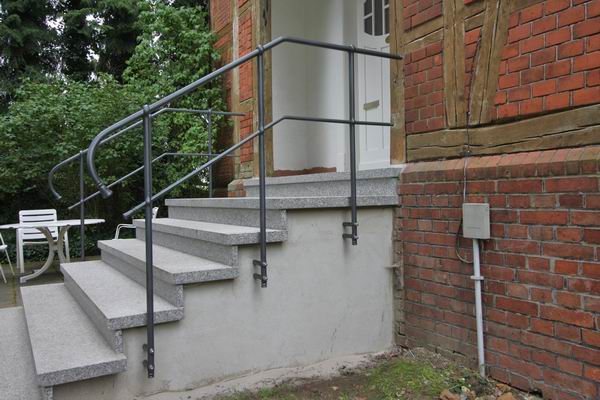 Handgeschmiedetes Geländer, feuerverzinktes Eisen, lackiert