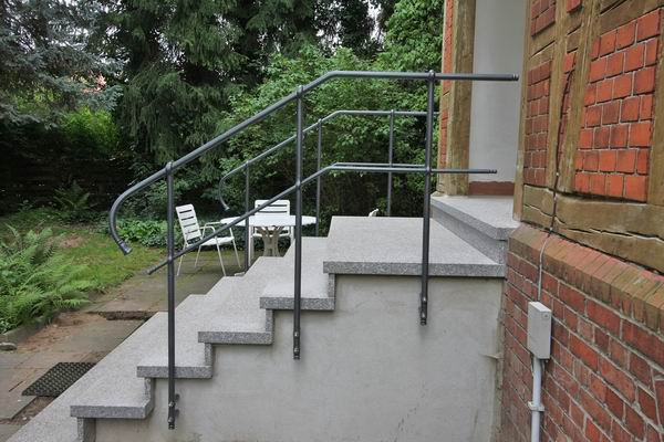 Handgeschmiedetes Geländer, feuerverzinktes Eisen, lackiert