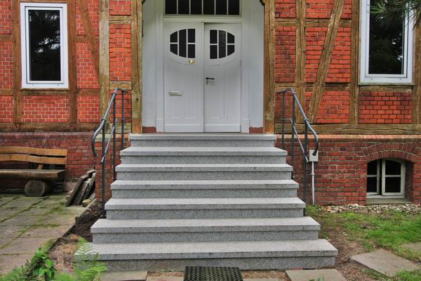 Handgeschmiedetes Geländer, feuerverzinktes Eisen, lackiert