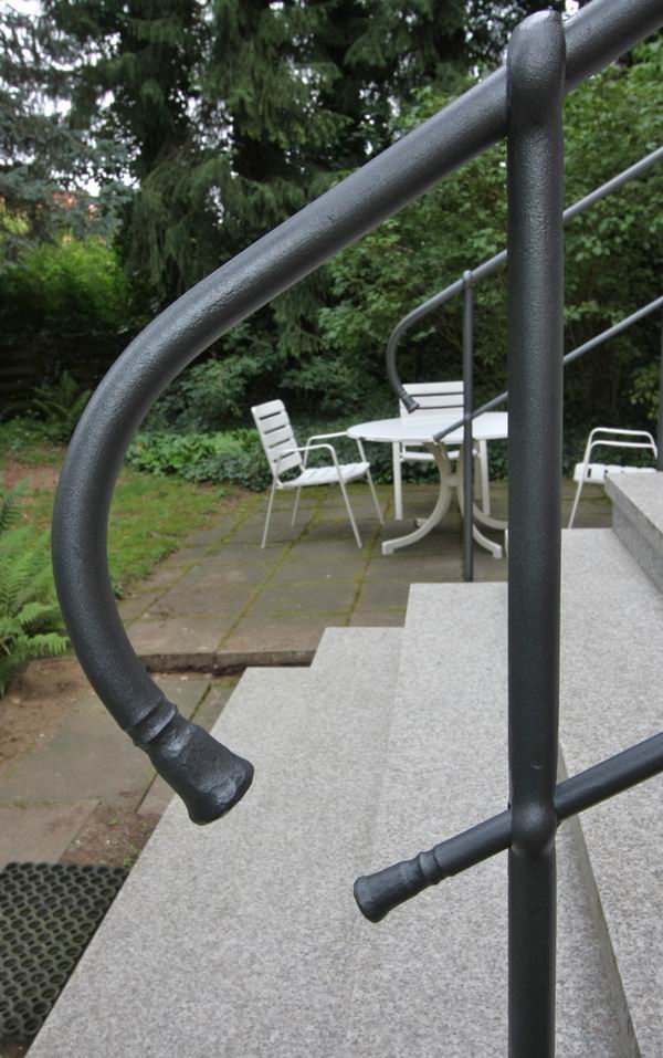 Handgeschmiedetes Gel&auml;nder, feuerverzinktes Eisen, lackiert