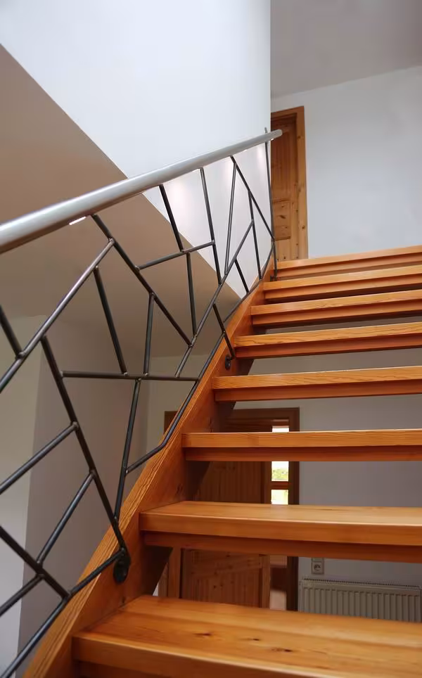 Besonderes Treppengeländer mit LED Handlauf - Stilvolles Treppengeländer mit LED-Modulen