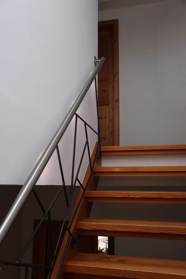 Besonderes Treppengeländer mit LED Handlauf - Geländer mit LED