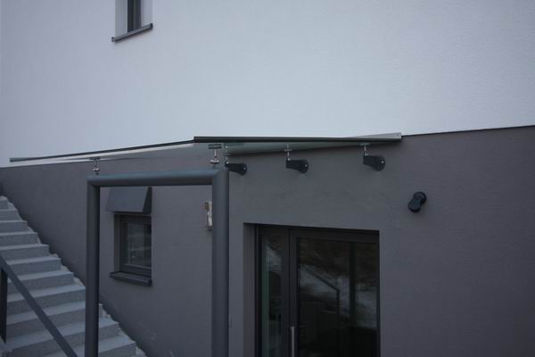 Glasvordach mit Stahlunterbau und Punkthalter