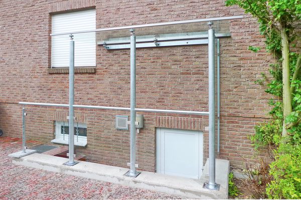 Überdachung, Geländer und seitlicher Regenschutz für einen Kellerangang