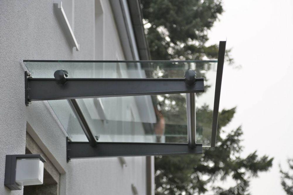 Vordach aus lackiertem Stahl und Glas