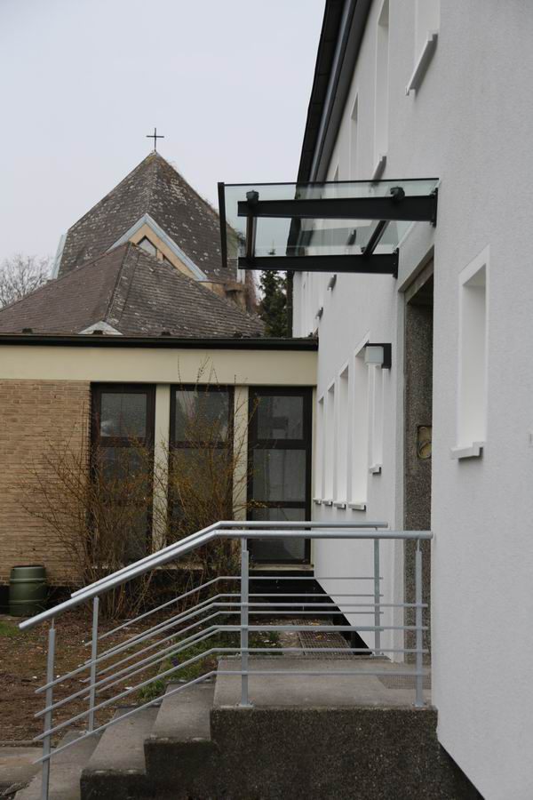 Vordach aus lackiertem Stahl und Glas