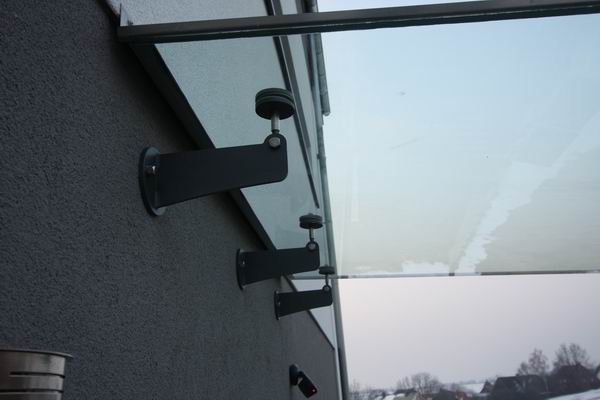 Glasvordach mit Stahlunterbau und Punkthalter