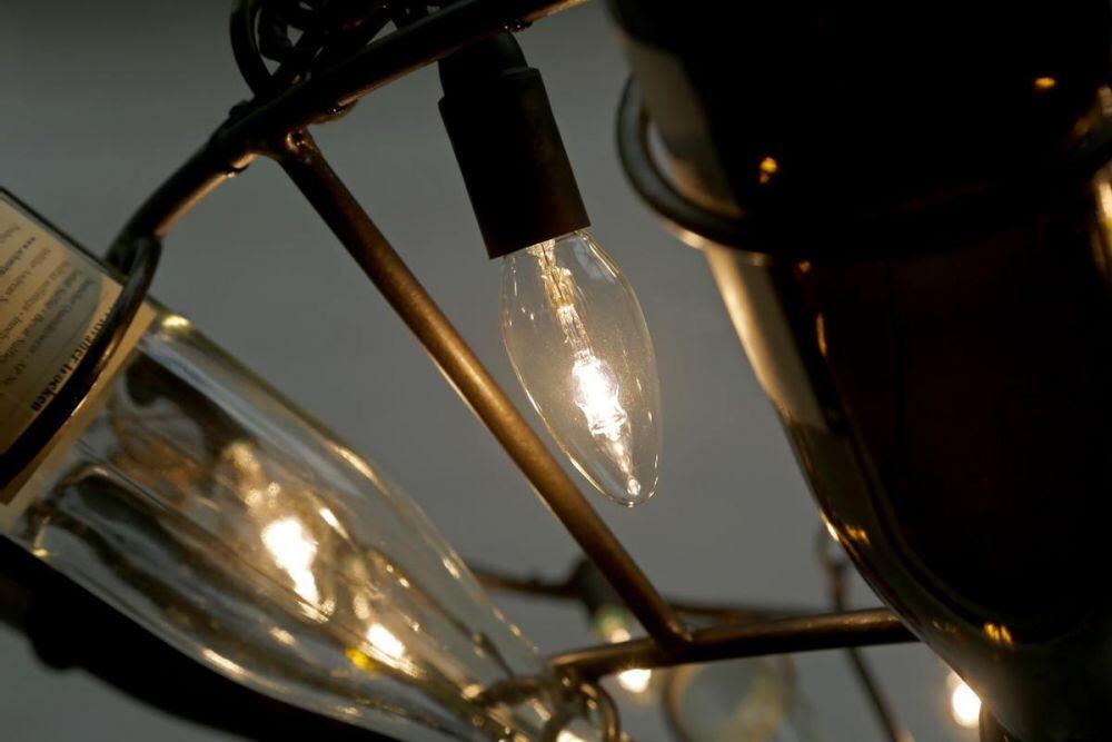 Kronleuchter aus Weinflaschen