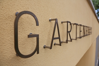 Schriftzug aus Tombak für das Berggartenhaus in Hannover