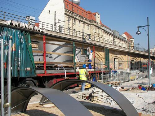 Aufstellen der Kunst Stele für das Alexa in Berlin am Alexanderplatz