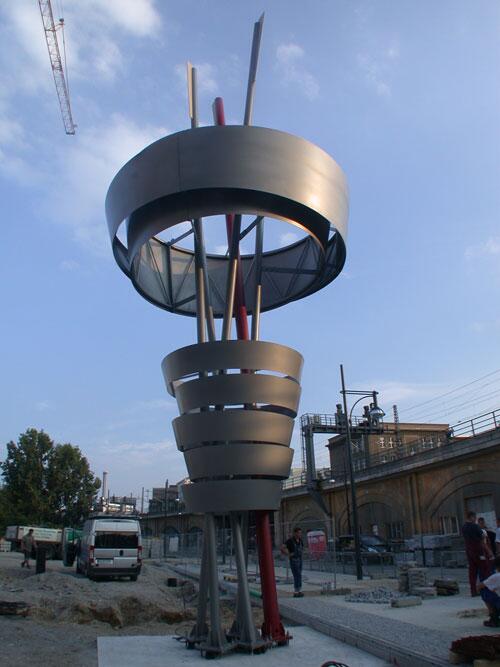 Aufstellen der Kunst Stele für das Alexa in Berlin am Alexanderplatz