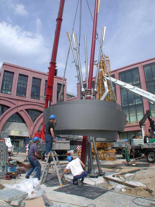 Aufstellen der Kunst Stele für das Alexa in Berlin am Alexanderplatz