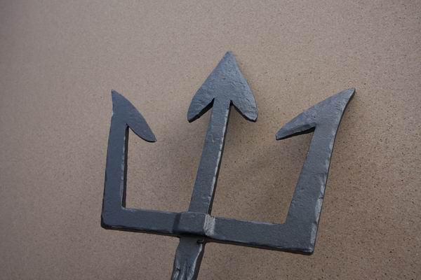 Unsere Praktikantin Sarah Lux mit einem geschmiedetem Dreizack