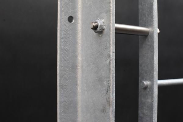 französischer Balkon mit Befestigungswinkeln unter einem Wärmedämmverbundstystem