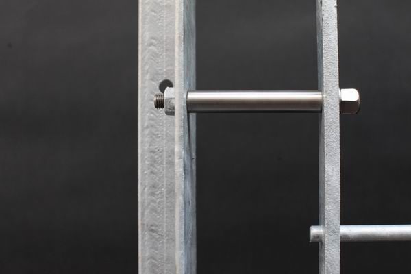 französischer Balkon mit Befestigungswinkeln unter einem Wärmedämmverbundstystem