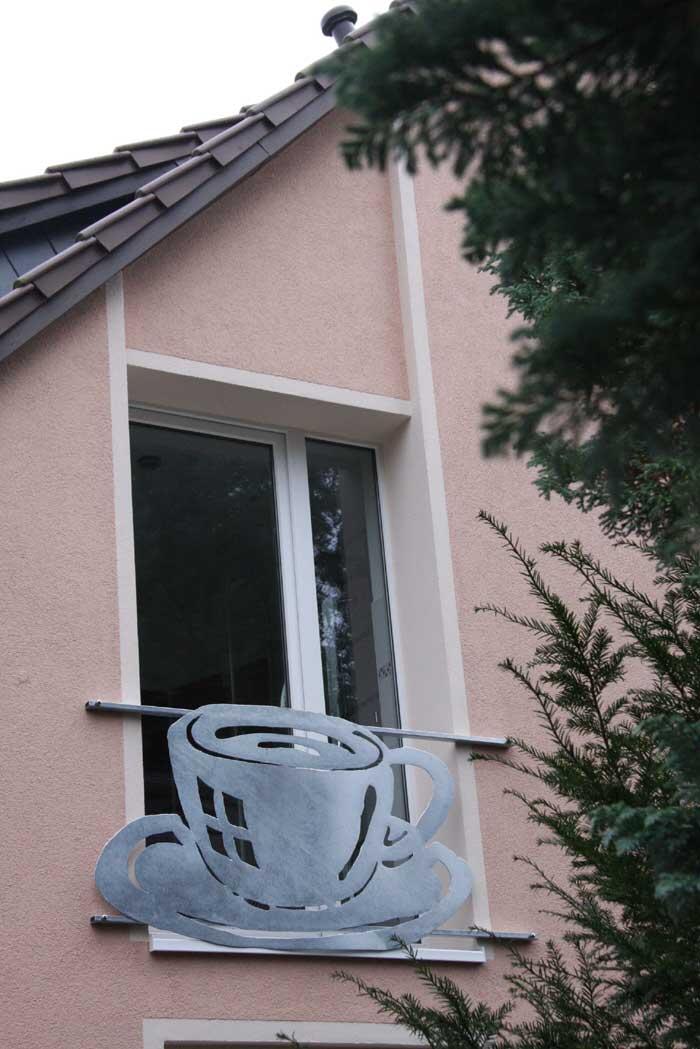 Lust auf Caffee? franz. Balkon mit plasmagetrennten Tassen f&uuml;r die "Villa Cappuccini" in Hildesheim