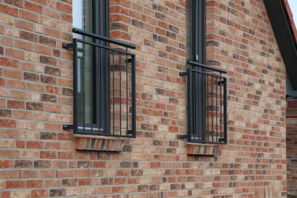 franz&ouml;sische Balkone mit Stabf&uuml;llung, verzinkt und lackiert
