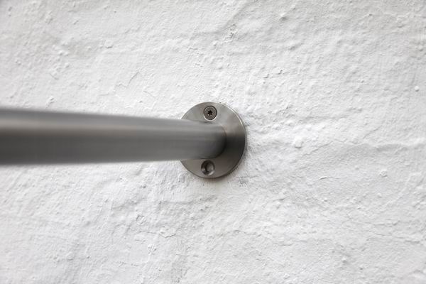 Gardinenstange aus Edelstahl - zum Halbkreis gebogene Vorhangstange aus Edelstahl.