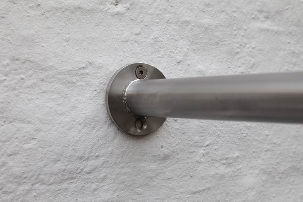 Gardinenstange aus Edelstahl - zum Halbkreis gebogene Vorhangstange aus Edelstahl.