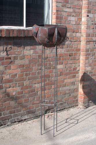 Gefäß aus rostigem Stahl