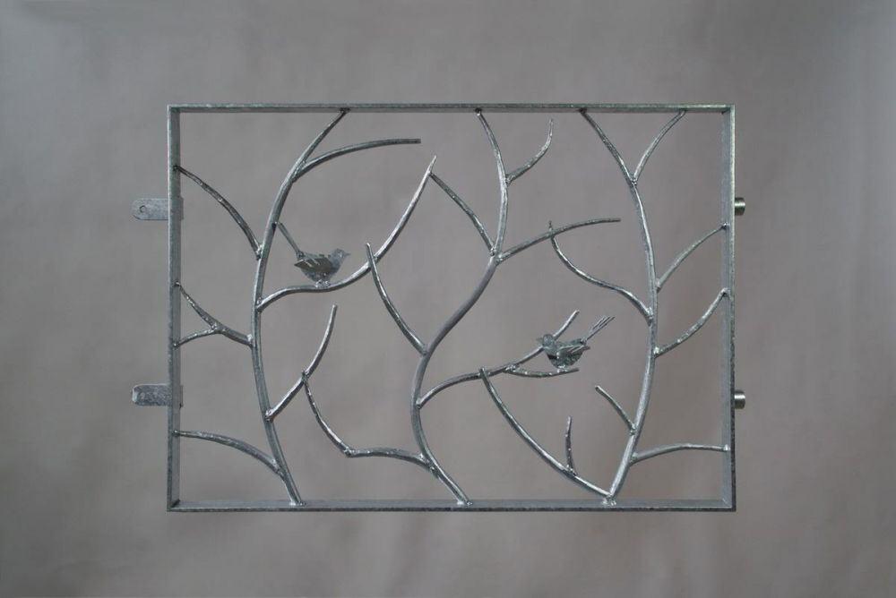 Ein geschmiedetes Vogelgitter