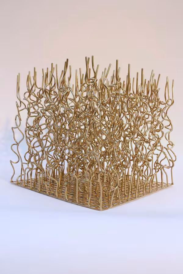 Goldfarbene Skulptur aus Rundstahl - goldene Skulptur