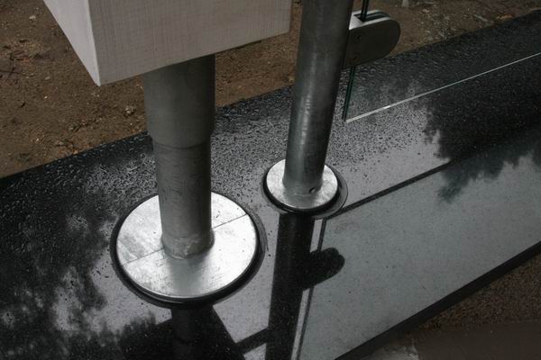 Geländer aus feuerverzinktem Stahl und Sicherheitsglas