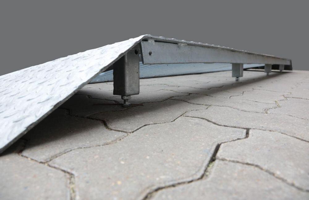 rutschsichere Rampe aus verzinktem Stahl mit einem Gitterrost