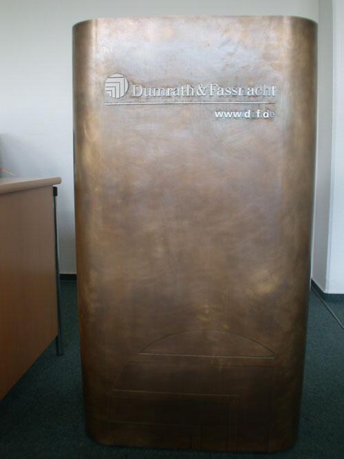 Stehpult und Rednerpult aus Tombak für Dumrath & Fassnacht in Hamburg