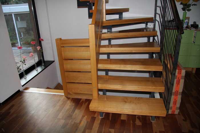 Geländer aus Flachstahl, Rundeisen und Handlauf aus Rohr