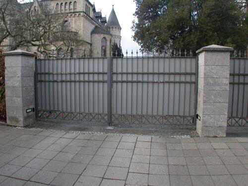 Sichtschutz für eine Toreinfahrt aus Blech gegen neugierige...