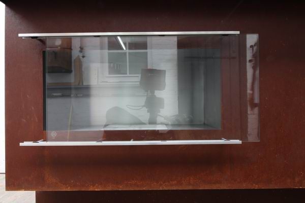 Theke aus rostigem Stahl mit einem Bio Ethanol Kamin und LED Beleuchtung