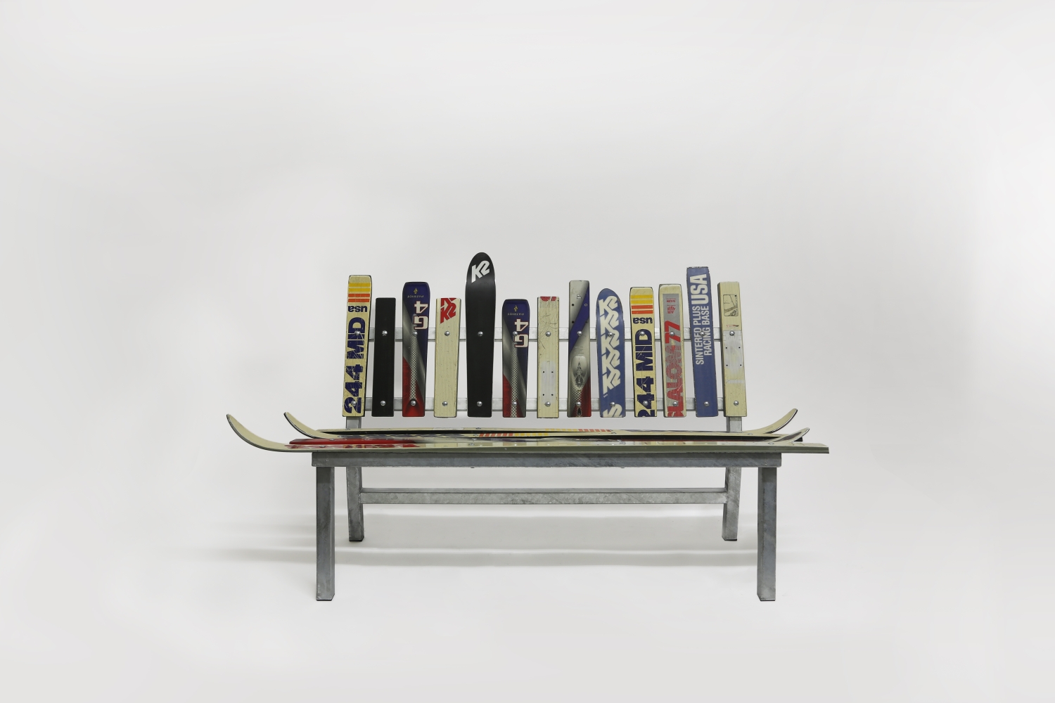Bank aus alten Skiern