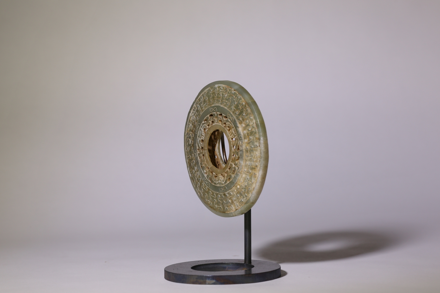 Stahl-Ständer für eine antike Bi-Scheibe aus Jade