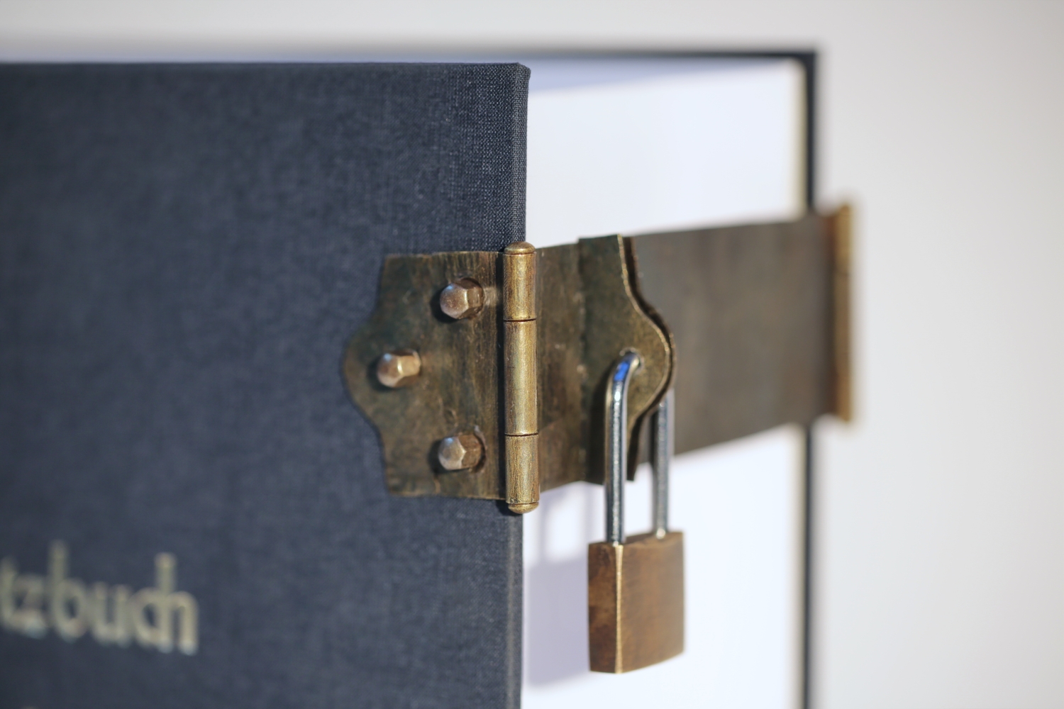 Buchschließe aus Edelstahl