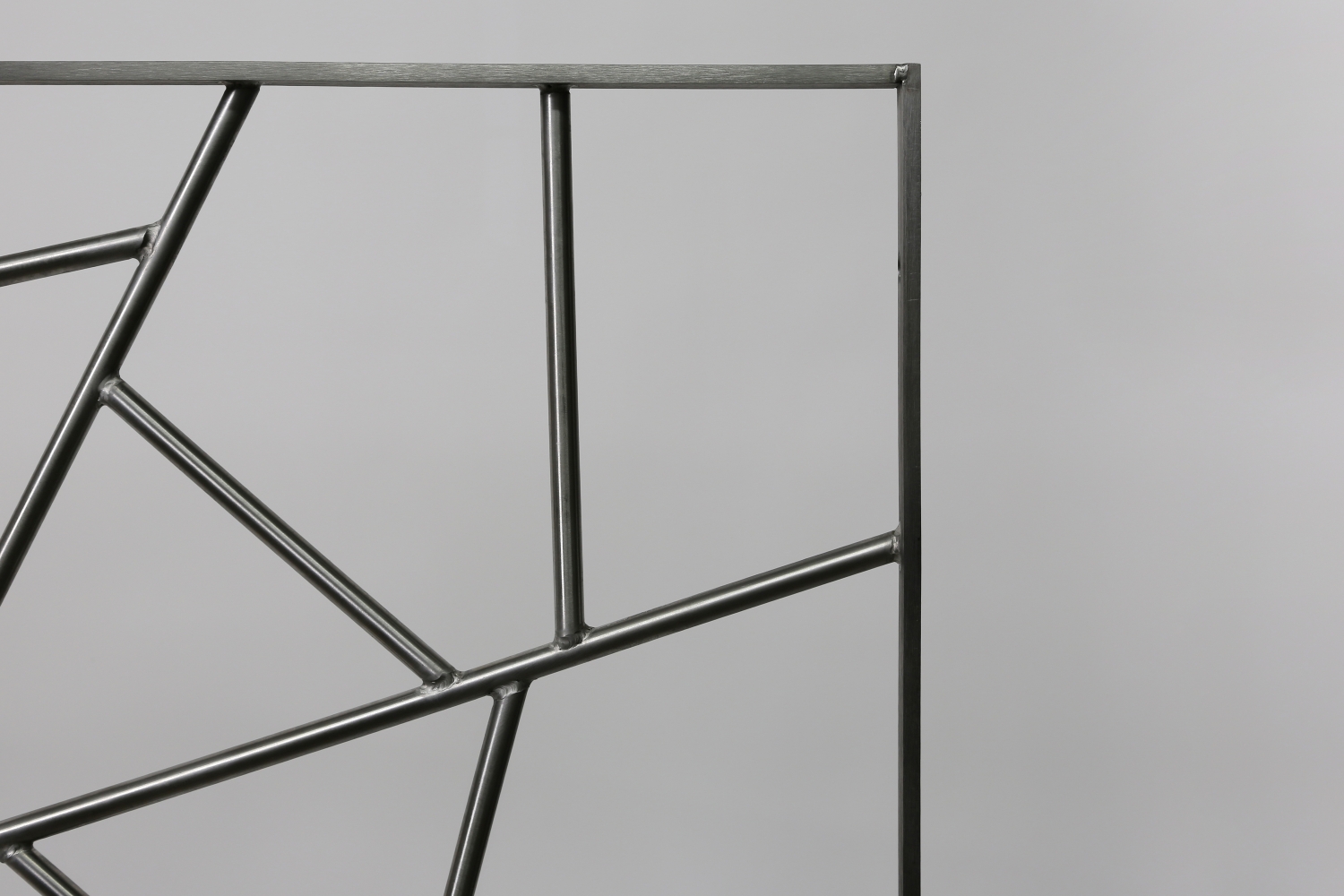 Fenstergitter aus 12mm Edelstahl mit Schmitzstruktur