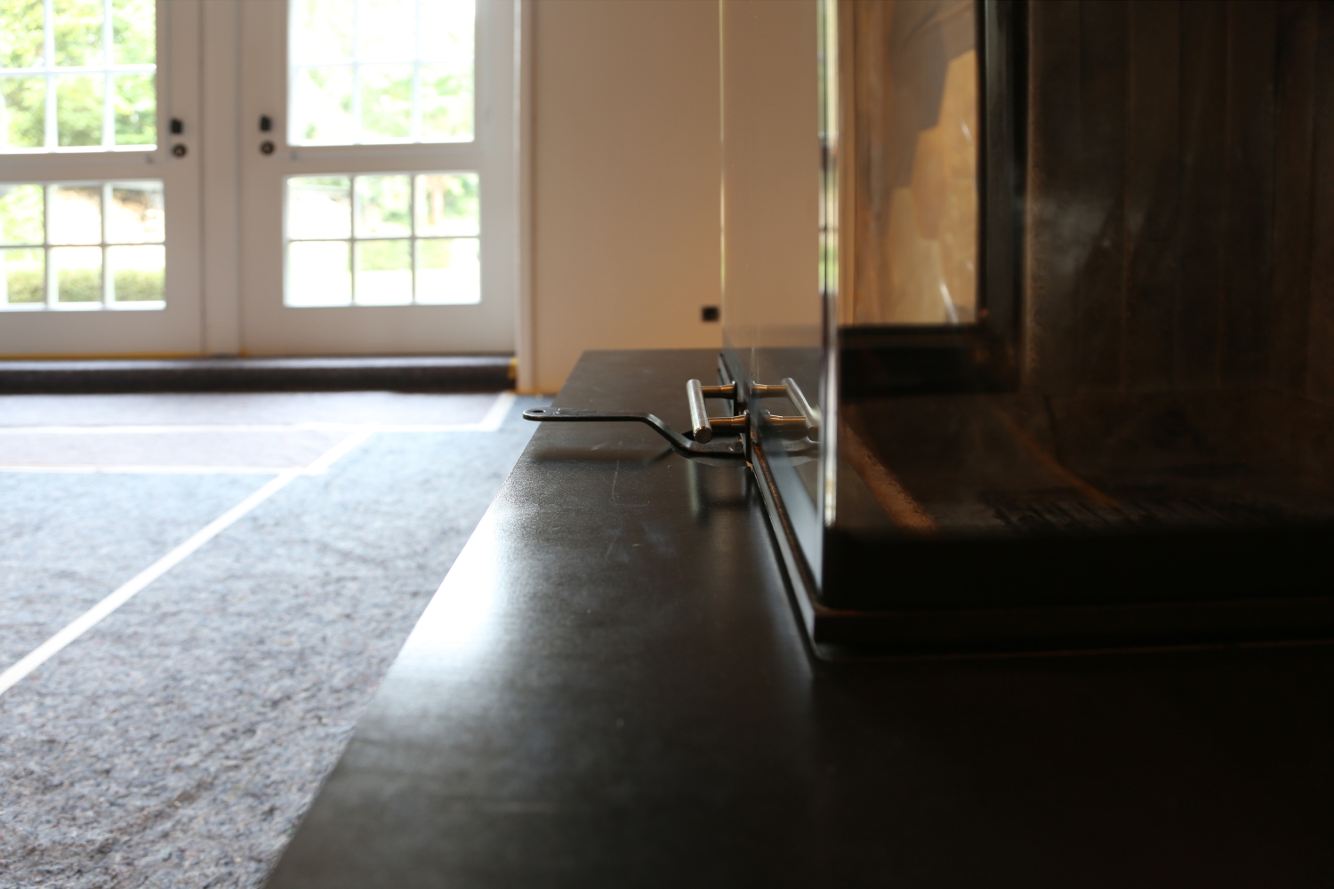 Seitenblenden und Bodenplatte aus Stahl für einen Kamin