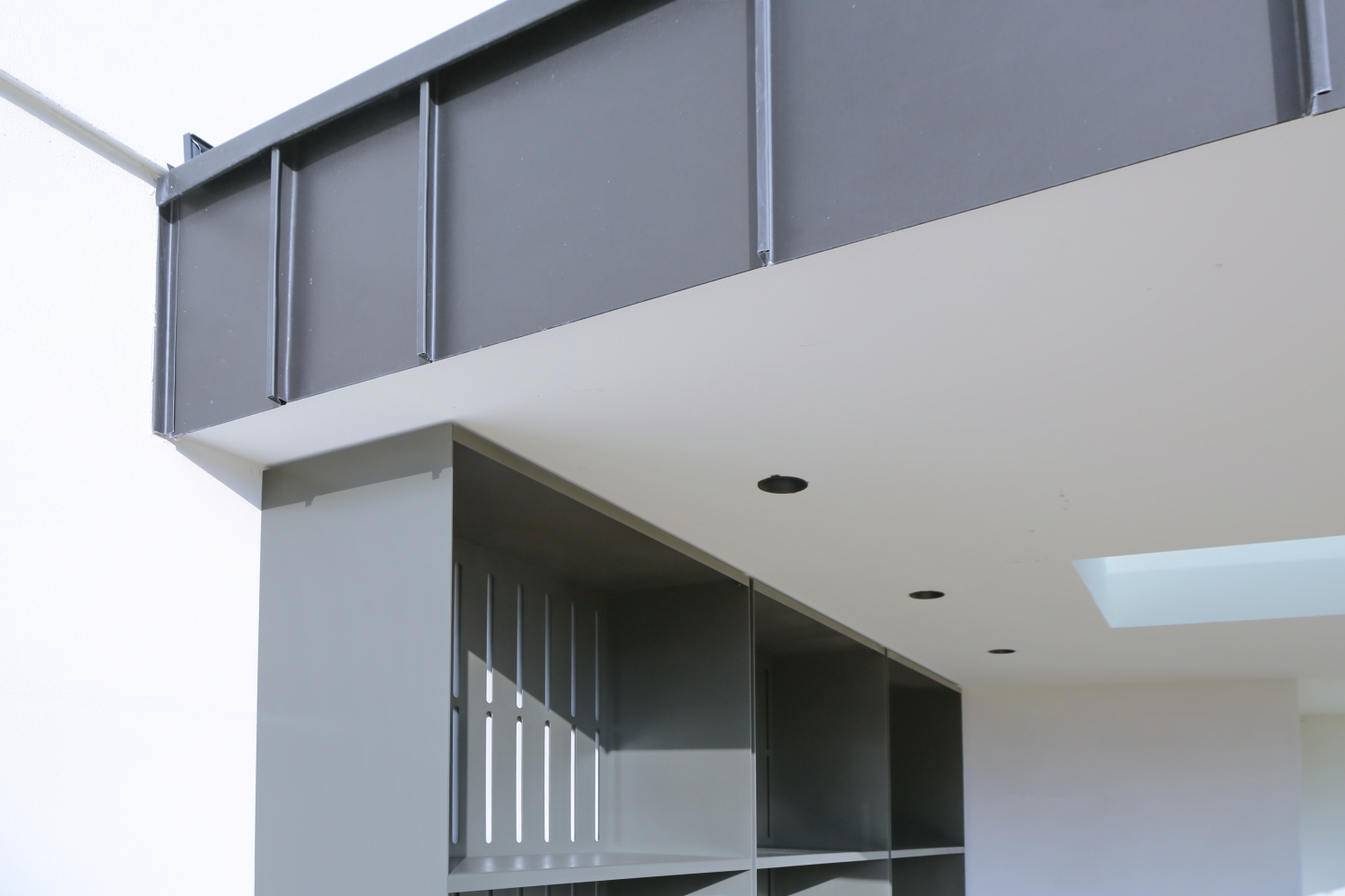 Kaminholzregal aus lackiertem Edelstahl