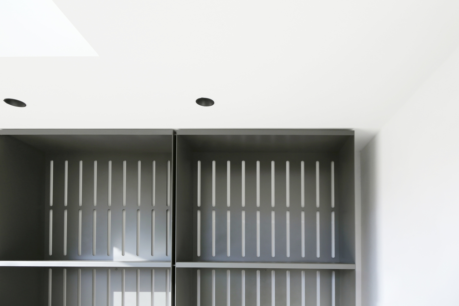 Kaminholzregal aus lackiertem Edelstahl