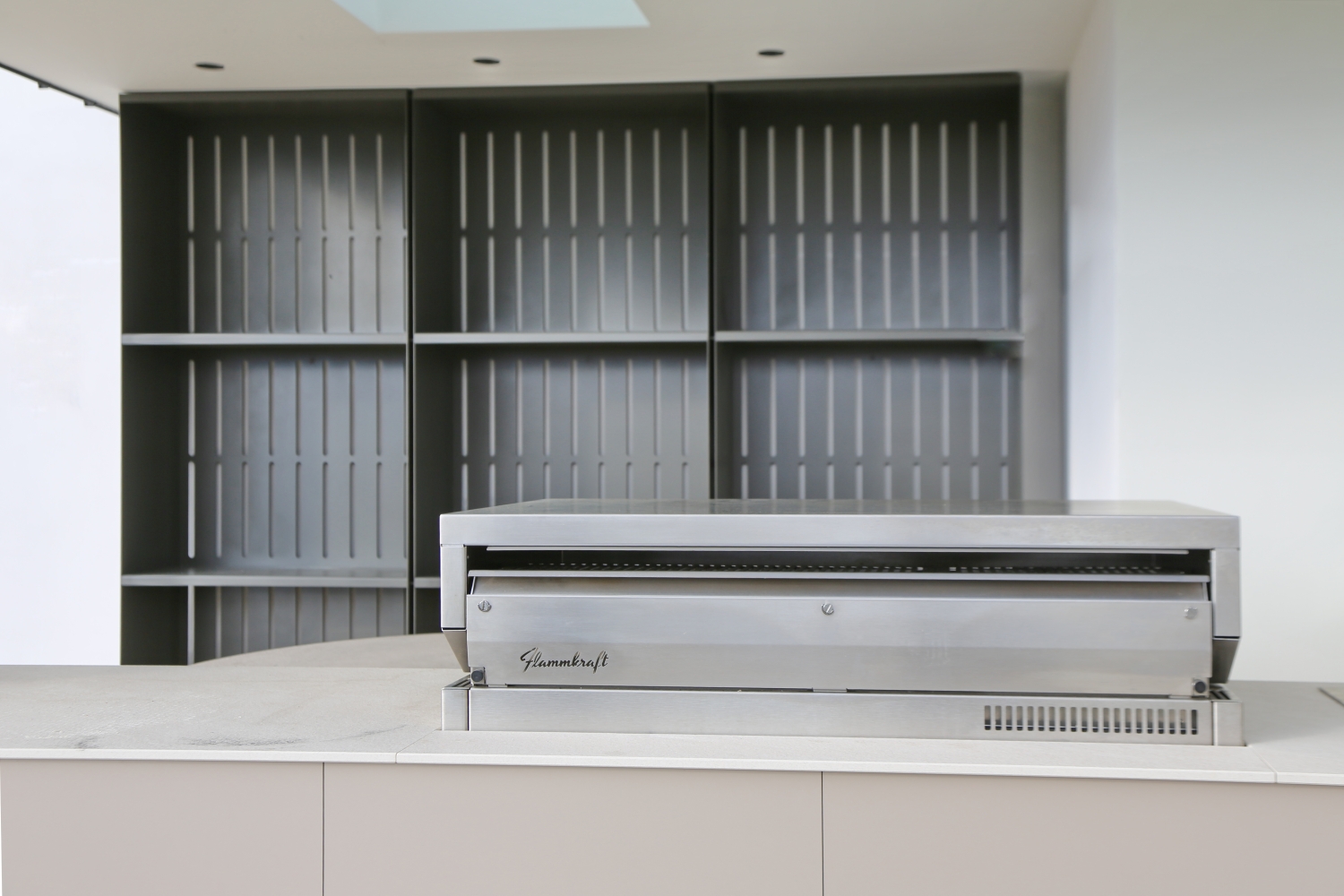 Kaminholzregal aus lackiertem Edelstahl