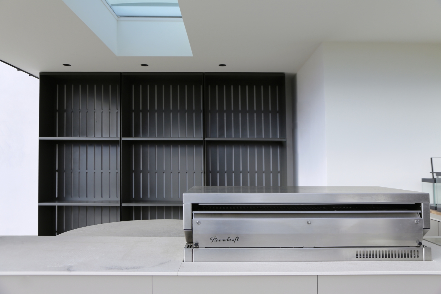 Kaminholzregal aus lackiertem Edelstahl