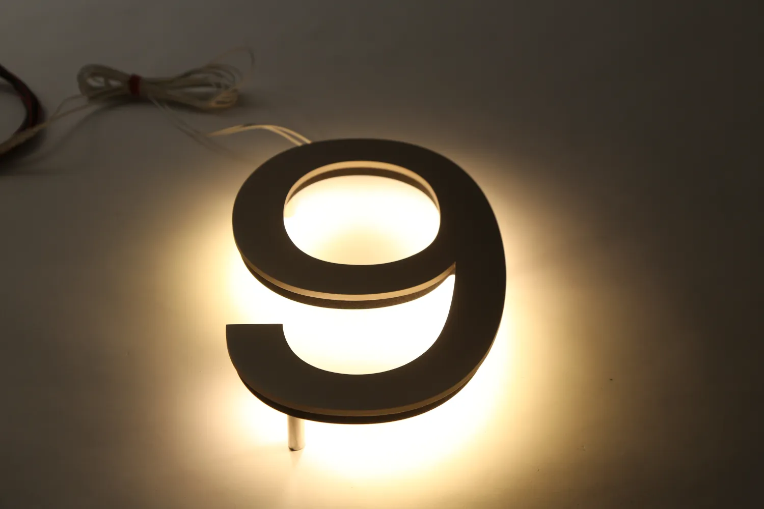 LED-Hausnummer aus Aluminium 9 – zeitloses Design für moderne Architektur - LED Hausnummer aus Aluminium