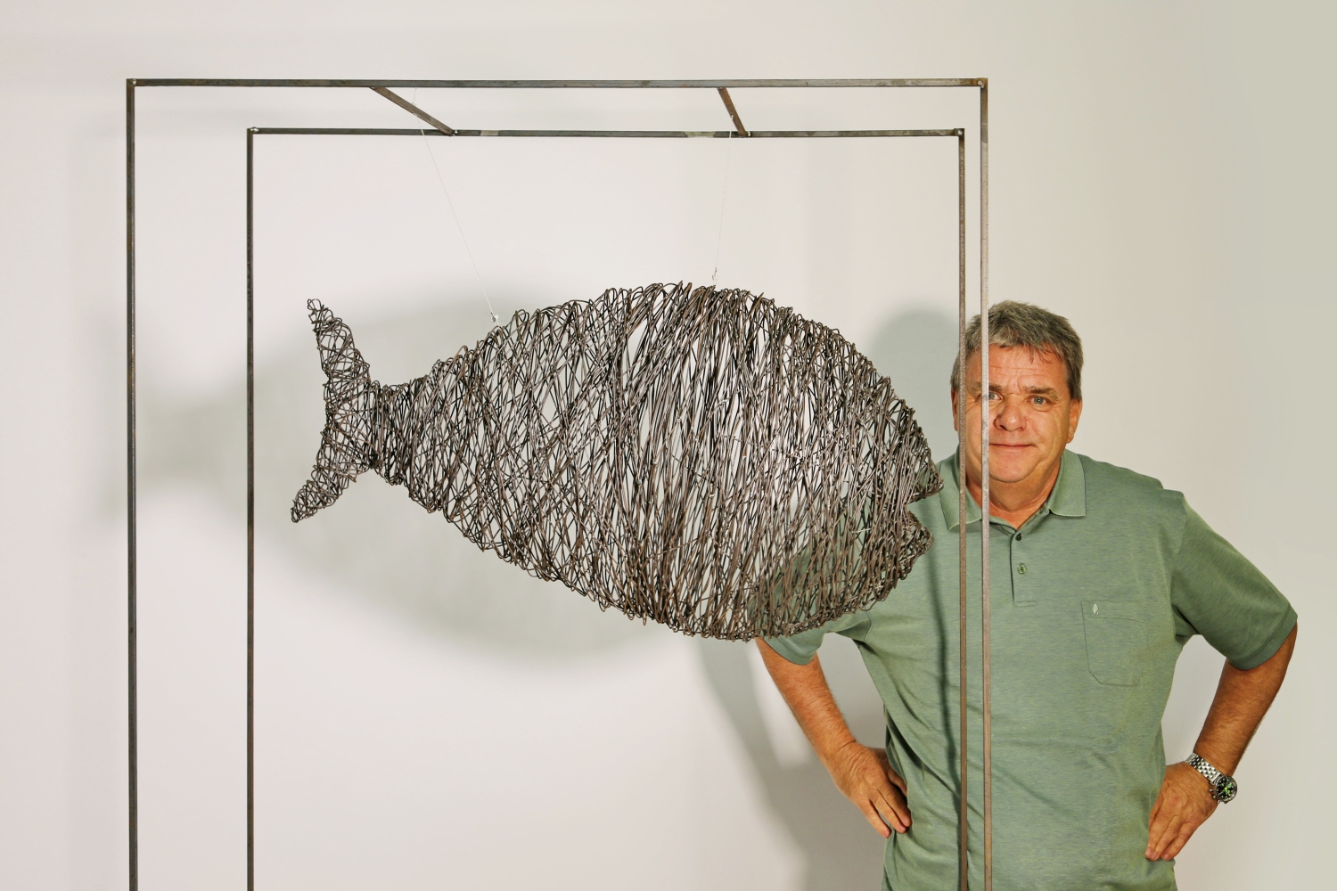Drahtfisch im Rahmen – Transparente Fischskulptur aus Stahl - Fisch im Rahmen