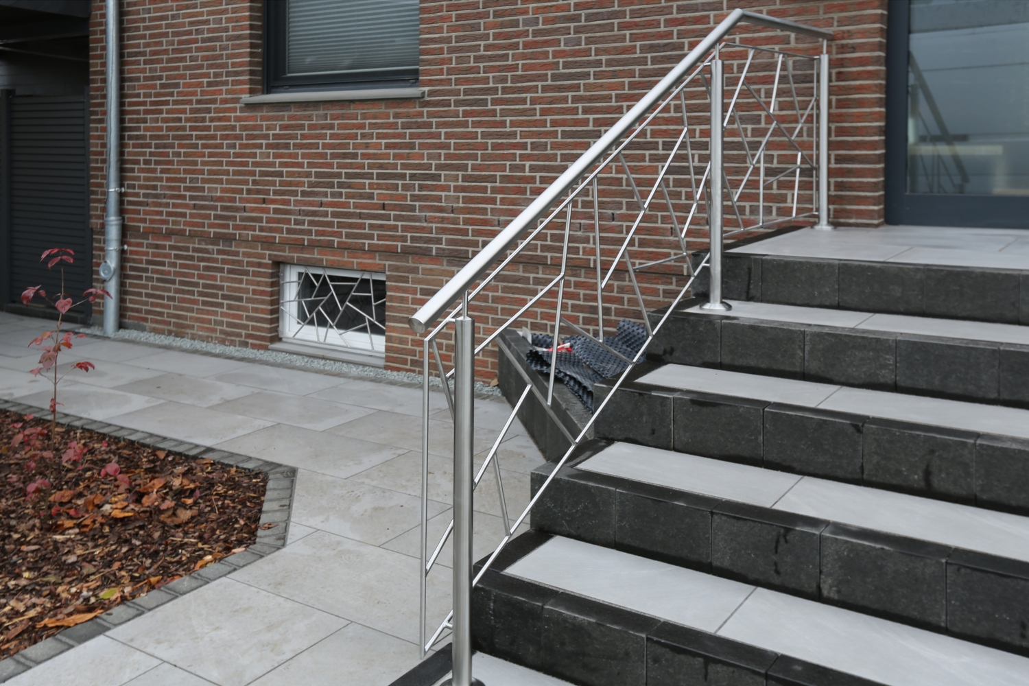Treppengeländer mit einer Füllung aus Schmitzstruktur in Edelstahl