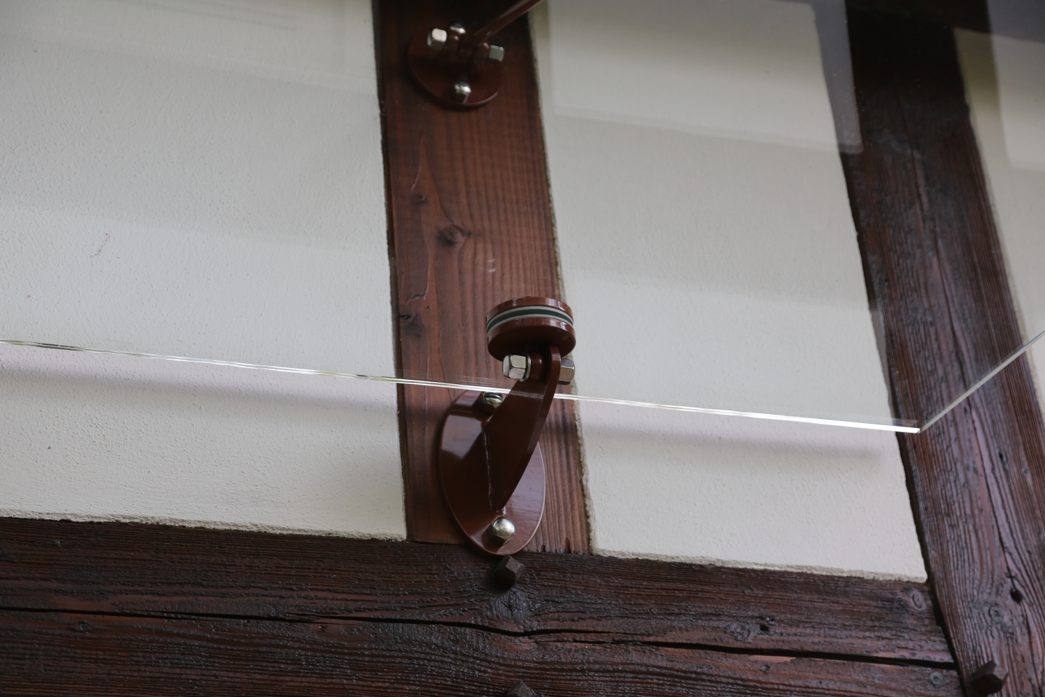 Vordach mit Glasfüllung aus pulverbeschichtetem Edelstahl